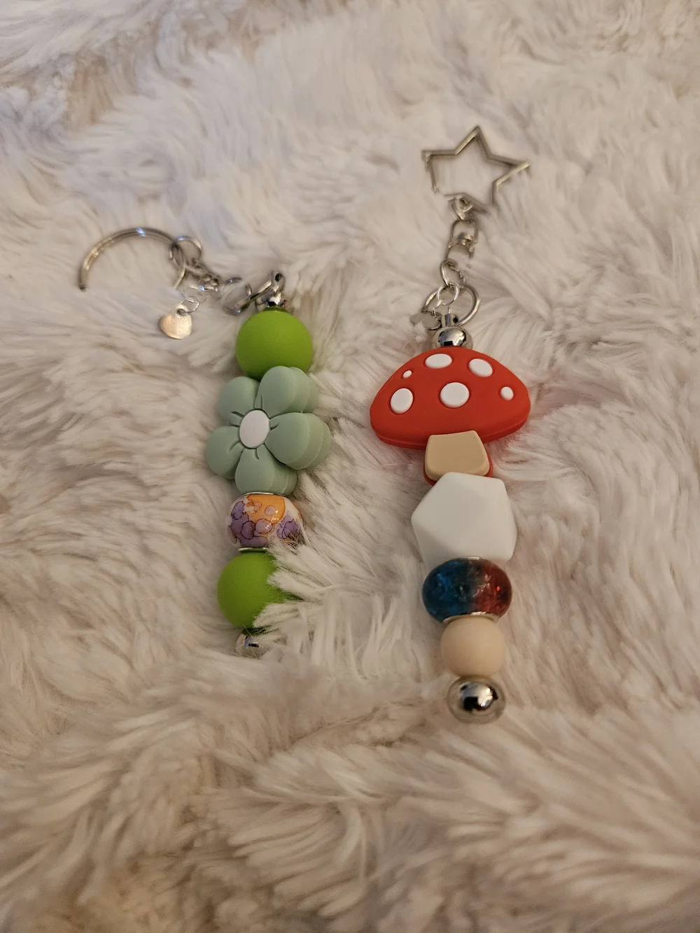🍄Silicone Mushroom & Flower Keychain Set - Green and Red